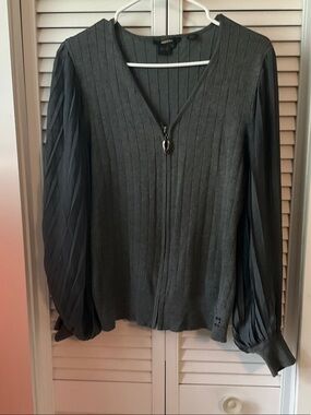 Radzoli Charcoal Gray Ribbed Zip-Front Sweater with Pleated Balloon Sleeves